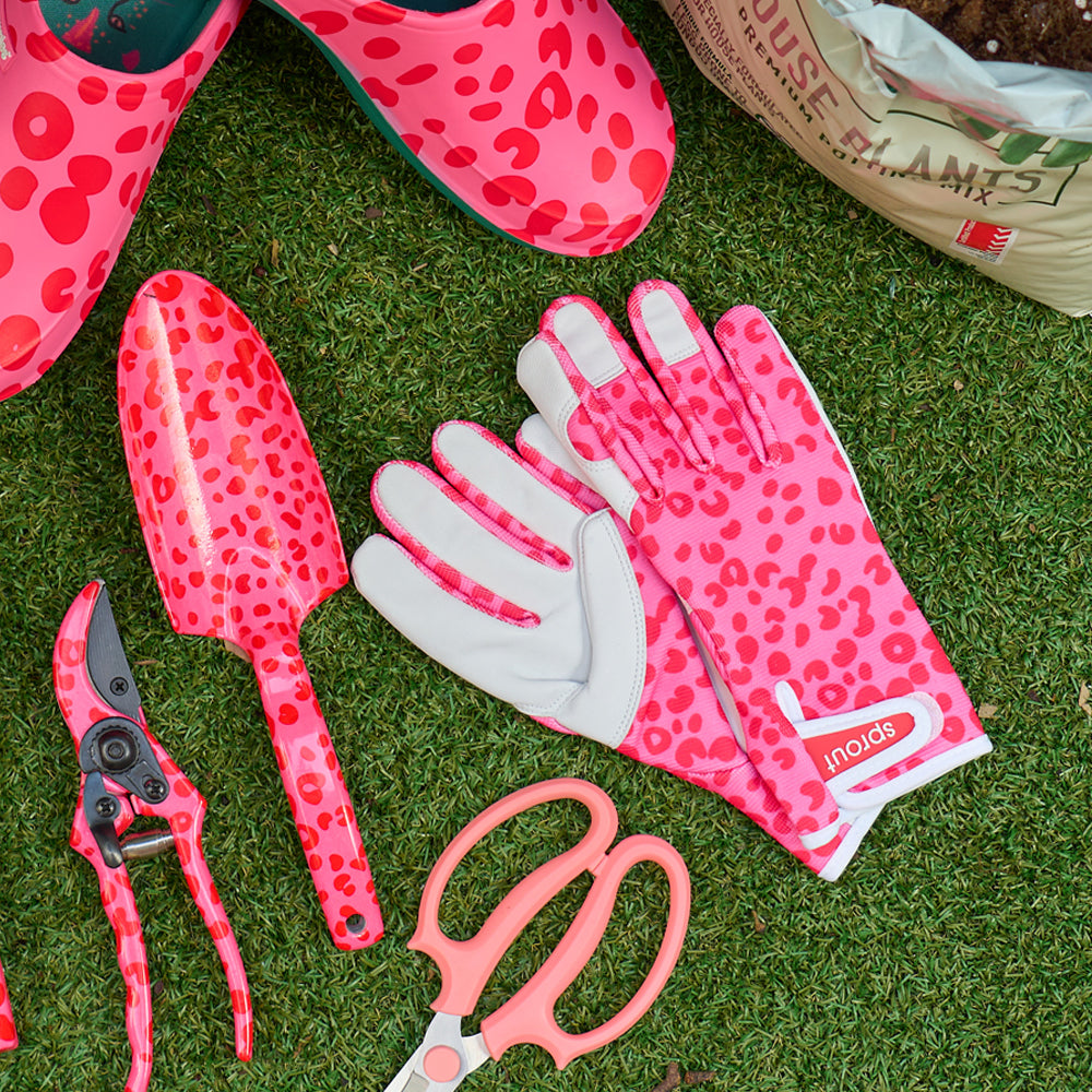 cheetah-sprout-garden-tools-gloves-gummies